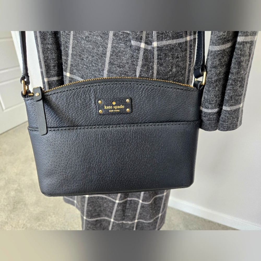 Beautiful Kate Spade crossbody bag in black.